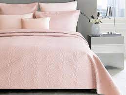 Yatak örtüsü ve yastık kılıfları damask ile işlenmiştir. Matte Sateen Pinsonic Tek Kisilik Yatak Ortusu Pudra Madame Coco