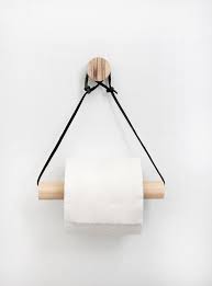 Les enfants peuvent réaliser des merveilles de bricolage avec les rouleaux de papier toilette et les rouleaux de papier absorbant. Un Porte Rouleau De Papier Toilette En Bois Et Corde Decoration Toilettes Porte Papier Toilette Porte Papier Wc