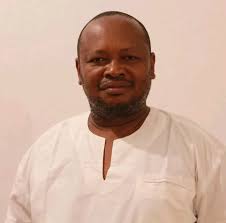 Tezitra mafy amin'i D-LAIN ny mpanakanto Babaique Hoy izy : "ANAO NANGATAKA  AUTORISATION, TSY NAMEZAKO. KANEFA, MBALA NATAONAO FO. EFA KARAHA ZEGNY  ATAOTSIKA ZIO TY?" Efa nialatsiny moa i D-LAIN ary efa