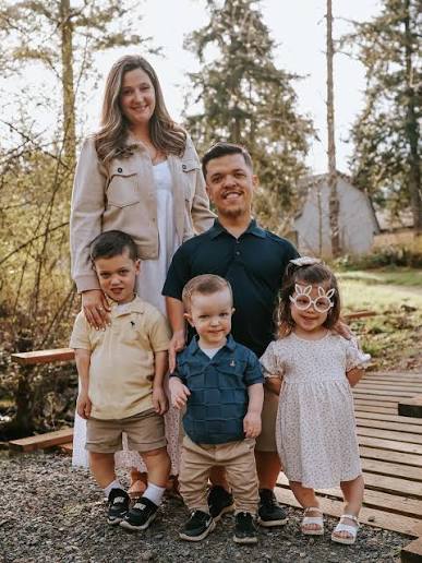 Happy Easter from the Roloff's! ✝️🐣💐 He is risen! The tomb is empty! What  a perfect day to celebrate our savior! 🫶🏼