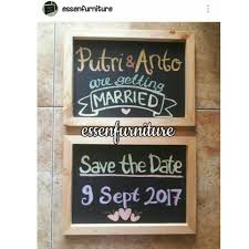 Hasil gambarnya pun bukan main kerennya, para murid pasti makin semangat belajarnya jika sedang diajar olehnya. Papan Tulis Kecil Buat Prewed