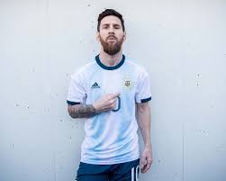 La camiseta alternativa de la selección argentina regresa al azul clásico de los mas recordados uniformes del equipo. Nueva Camiseta De La Seleccion Argentina Sitio Oficial De La Asociacion Del Futbol Argentino