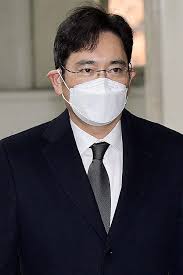 © moneytoday 이재용 내일 가석방 조건 채운다…변수는 삼성합병·프로포폴 재판 국정농단 사건으로 징역 2년6개월을 확정받고 복역 중인 이재용 삼성. ì´ìž¬ìš© ë¶€íšŒìž¥ 13ì¼ ê°€ì„ë°© ë²•ë¬´ë¶€ êµ­ê°€ì  ê²½ì œìƒí™© ê³ ë ¤ ì „ìžì‹ ë¬¸