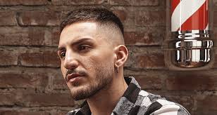 Ideale per i visi dalla forma squadrata, questo taglio ricorda gli idoli musicali degli anni '90. Capelli Uomo 2020 I 5 Tagli Maschili Alla Moda