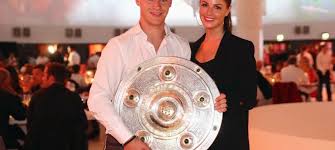 Se caca pe ea in apa langa prieteni. Ea A Facut O Campioana Pe Bayern Muza Care Il Inspira Pe Magicianul Kimmich Sport Ro