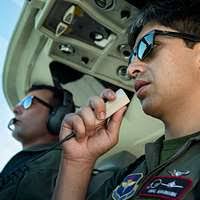 Летчик-лейтенант ВВС США Брайан Робинсон, курсант 57-й эскадрильи "Уипс",  перед полетом на своем самолете C-17 "Глобмастер III" во время учений  "Операция объединенных сил" (CFO) на армейском аэродроме Биггс в Техасе 18  ноября