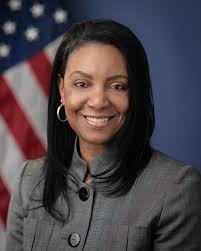 Laurie Monk's Instagram, Twitter & Facebook