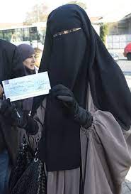 분명 마스크는 니캅(눈을 제외한 얼굴 전체를 가리는 일종의 얼굴 가리개)이나 부르카(머리에서 발목까지 덮어쓰는 통옷)와는 다르다. ì£¼ê°„ê²½í–¥ ë¬´ìŠ¬ë¦¼ ì—¬ì„±ì— ë² ì¼ì„ í—ˆí•˜ë¼