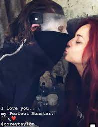 The slipknot and stone sour frontman revealed the news on his instagram account, showing dove with her new ring with the caption: Slipknot Mexiko Corey Taylor Y Su Novia Alicia Dove Facebook