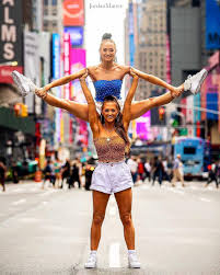 La Imagen Puede Contener 2 Personas Personas De Pie Calzado Pantalones Y Exterior Dance Photography Poses Yoga Poses For Two Gymnastics Poses