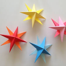 Bagi kalian yang menginginkan bingkai foto yang keren, unik, dan mudah dibuat serta tidak membutuhkan biaya yang banyak. Percantik Ruangan Dengan 11 Hiasan Origami Cantik Yang Bisa Kamu Buat Sendiri Di Rumah
