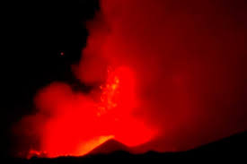 É o mais alto vulcão da europa e um dos mais altos do mundo, atingindo aproximadamente 3.340 metros de altura, variando em razão das frequentes erupções. Vulcao Etna Entra Em Erupcao Na Italia Ninguem Ficou Ferido