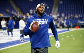 An updated look at the indianapolis colts 2021 salary cap table, including team cap space, dead cap figures, and complete breakdowns of player cap hits, salaries, and bonuses. Colts Lb Darius Leonard Gives Gloves To Fan And His Weeding Ring