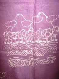 Batik merupakan seni lukis menggunakan kain bergambar yang memiliki pola dan cara pembuatan khusus dengan menuliskan atau menempelkan zat malam/lilin pada kain tersebut, yang dilanjutkan dengan. Batik Sukabumi