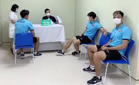 Đầu tháng này, bộ y tế việt nam loan báo đang xem xét hồ sơ vaccine covid do hãng dược sinopharm của trung quốc sản xuất để cấp phép sử dụng khẩn cấp có điều kiện. Cac Cáº§u Thá»§ Ä'á»™i Tuyá»ƒn Viá»‡t Nam Hoan Thanh Tiem MÅ©i 2 Váº¯c Xin Phong Covid 19