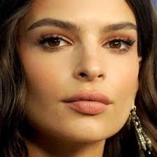 A photo posted by emily ratajkowski (@emrata) on jun 8, 2015 at 6:38am pdt. Emily Ratajkowski Makeup Black Eyeshadow Brown Eyeshadow Nude Lipstick Steal Her Style