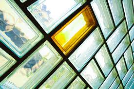 Les briques de verre s'adaptent également très bien aux baignoires de salle de bain, et permettent de réaliser une cloison de verre sur mesure et colorée, grâce à un large choix de pavés de verre. Prix Et Pose De Brique De Verre Tarif Cout Installation