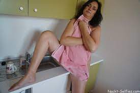 Nacktbilder von reife Hausfrau Rita (48) mit fetten Hängetitten