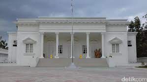 Queen raja pochaiskri agong, entertained by dancer, paying social call at istana negara palace. Jangan Kaget Istana Negara Sedang Dibangun Di Wonogiri