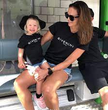 Nincs ideje kíváncsi barátokra, nem vágyik kéretlen segítségre, ám. Kimi Raikkonen Kisfiat Meg Kell Zabalni A Forma 1 Pilotajanak Gyonyoruek A Gyermekei Vilagsztar Femina