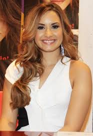 Demi certainly had the x factor with this eye look—those falsies go on for days! Demi Lovato Caramel Hair Color Demi Lovato Hair Color Demi Lovato Hair Light Brown Hair