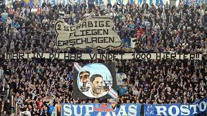 Schwarz sind die ultras, die den verein zugrunde richten. Hansa Rostock Ultras Sorgen Mit Hass Banner Fur Eklat Sportbuzzer De