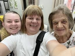 Angela Munson's Instagram, Twitter & Facebook