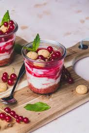 Johannisbeer Dessert Mit Amarettini Rezept Pflaumen Desserts Dessert Und Einfacher Nachtisch