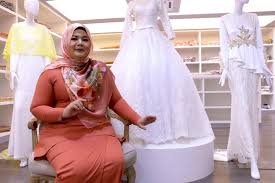 Inspirasi gaun pengantin untuk kamu yang berbadan plus size pertama adalah gaun pengantin dengan model rok ballgown. Fesyen Baju Pengantin Untuk Badan Berisi