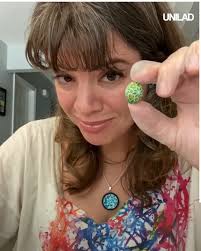 It takes an incredible amount of effort to make sure these beautiful eggs  don't crack 😮🥚