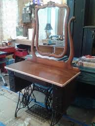 Singer Sewing Machine Base Repurposed As Vanity Mesas De Maquinas De Costura Maquinas De Costura Vintage Mesa De Costura