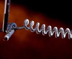 Chemistry Um Filamento De Lampada Incandescente Visto De Muito Perto Os Filamentos Sao Feitos Com O Metal Tungstenio As Lampadas Sao Preenchidas Corkscrew