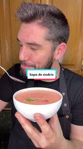Sopa de síndria Ingredients: 1/2 síndria 30 g gingebre 200 ml nata 4 fulles  de menta Sal i pebre CASTELLANO Sopa de sandía Ingredientes: 1/2sandía 30 g  jengibre 200ml nata 4 hojas de menta Sal y ...