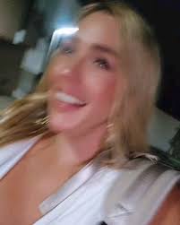 Recibiendo 2025 ✨️, El último post 🤣...Para mi familia el infalfable es  correr con las maletas para atraer los viajes, orar juntos en  agradecimiento y las 12 uvas 🍇♥️🙏✨️, Feliz año nuevo para todos!!