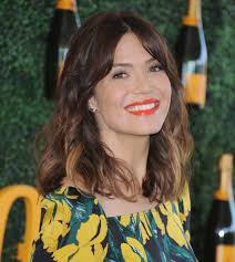 Keep your eyes peeled and make sure to subscribe, more videos are coming soon. Wavy Mandy Moore Loose Curls And Face Framing Bangs Make A Superfun 10 Celebrities Demonstrate The Power Of This 1 Simple Hair Hack Popsugar Beauty Photo 11