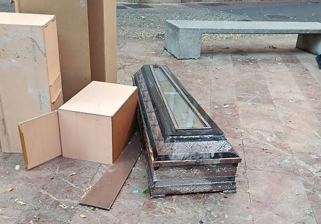 Aparece un ataúd en pleno casco histórico de León: «Alucinante» |  leonoticias.com
