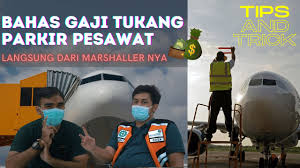 Seorang marshaller punya peran penting yang. Syarat Jadi Tukang Parkir Pesawat Dan Berapa Sih Gaji Marshaller Pesawat Youtube