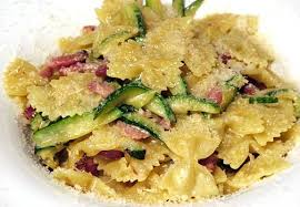 La pasta con zucchine, speck e philadelphia è un piatto facile da preparare, perfetto per portare in tavola gusto e semplicità. Pasta With Ham Zucchini Saffron Or Farfalle Zucchine Speck E Zafferano