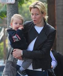 Elizabeth banks shows off her baby son magnus for the first time during a family trip to the beach. Elizabeth Banks Shows Off Her Natural Beauty As She Goes Make Up Free For Stroll With Her Sons Daily Mail Online