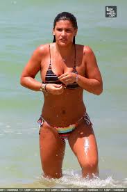 Giulia Costa nua com os peitos de fora na praia - Fotos Porno