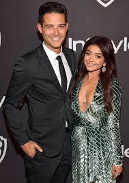 She has 6 (us) or 36 (eu) and shoe size 6 (us). Sarah Hyland People Com