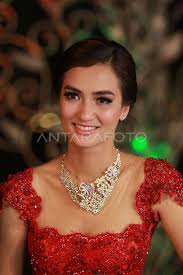 ATIQAH HASIHOLAN DAN RIO DEWANTO RESMI MENIKAH