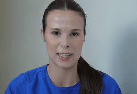 Jennifer Castro fala sobre polêmica do assento da janela no avião