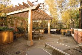 Holz Pergola Terrasse Freistehend Terrasse Holzgitter Kletterpflanzen Sichtschutz Pergola Design Pergola Plane Terassenentwurf