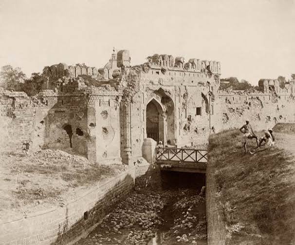 The battle scarred Kashmiri gate after the Siege of Delhi by the British during the Indian rebellion of 1857. Delhi, 1858 [630x527] : r/HistoryPorn