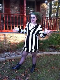 Je veux trouver un bon costume homme de qualité et pas cher ici white and black blazer. Easy Beetlejuice Costume Duct Tape A Black Blazer And Skirt Green Hair Spray And Black And White Black And White Makeup Green Hair Spray Beetlejuice Costume