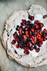 Chocolate Pavlova With Cherries And Mulberries Recette Recettes De Cuisine Nourriture Nourriture Delicieuse