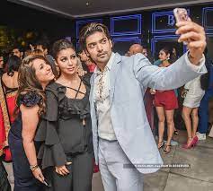 Dev aka abhinav shukla was quoted saying that he wants to have lunch together with gurmeet on the sets so wished him to recover soon. Gurmeet Choudhary Clicks A Selfie With Debina Bonnerjee And Munisha Khatwani During Rubina Dilaik And Abhinav Shukla S Wedding Reception In Mumbai On June 28 2018 Photogallery