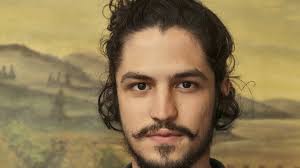 Gabriel Leone se realiza na pele de Miguel e lembra testes para TV: 'Levei  muito 'não"