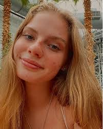 Lydia Harrison's Instagram, Twitter & Facebook